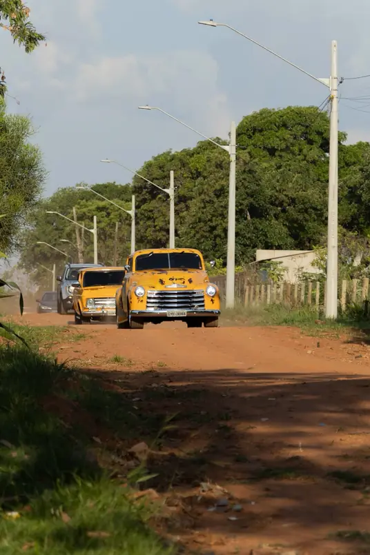 O cortejo dos dois clássicos na estrada de terra