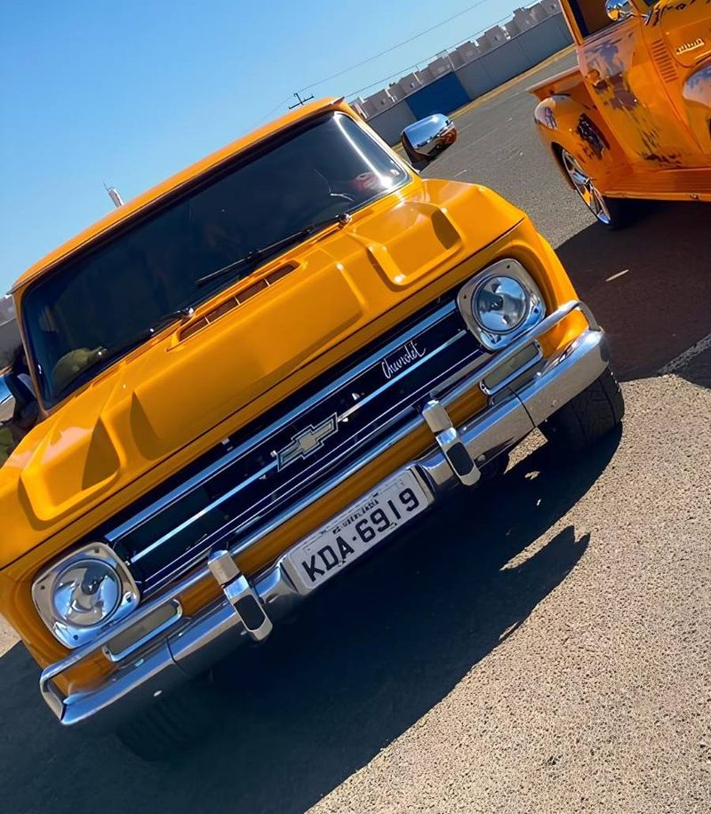 Chevrolet Veraneio 1972 amarela, vista de frente, com grade preta e para-choque cromado